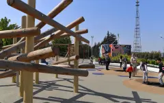 Аттракцион с детьми упал на землю в парке Астаны