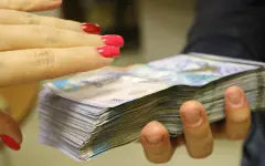 Покупайте не доллары, а тенге – мировые банки