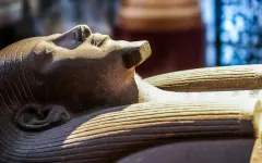 Египтологи нашли на дне шахты запечатанную гробницу с золотой мумией