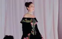 Королева: супруга Кайрата Нуртаса поразила публику эффектным выходом на подиум