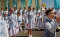 Три тысячи школьников Астаны исполнили песню «Ақ көгершін» ко Дню единства