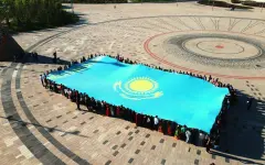 В Астане прошел массовый флешмоб с государственным флагом