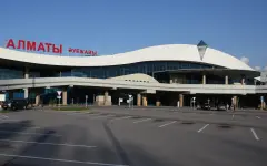 Терминалы аэропорта Алматы снова затопило дождевыми водами