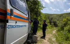 Автодом с иностранными туристами опрокинулся на трассе в Казахстане