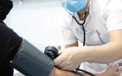 Нога мужчины навсегда увеличилась в два раза после купания в реке