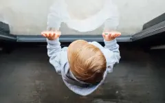 Мать и бабушка выкинули из окна девятого этажа 3-летнего малыша и погибли сами