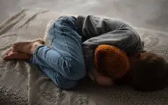 Мать прижигала сына утюгом и вилкой в Шымкенте – в суде раскрыты чудовищные детали