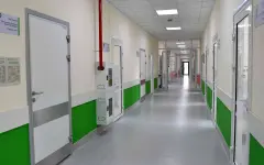 Женщина попала в больницу с ожогом глаз после наращивания ресниц