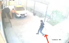 В Атырау полицейский выбежал из такси и бросился в горящий дом