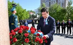 Спикер Мажилиса возложил цветы к памятнику Талгату Бигельдинову