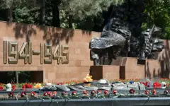 Токаев поздравил казахстанцев с Днем Победы