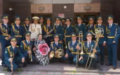 Военные музыканты исполнили песни военных лет для Бибигуль Тулегеновой