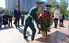 Ерлан Карин возложил цветы к памятнику Бауыржана Момышулы