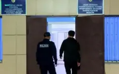 Житель Мангистау оставил имя и номер авто на скалах урочища и попал под суд