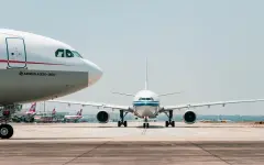 Пассажирский самолет насмерть сбил мужчину на взлетной полосе в США