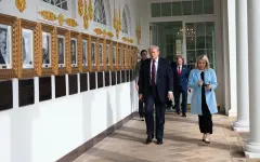 Пресс-секретаря Трампа поздравили с рождением ребенка, упрекнув в гибели иранских девочек