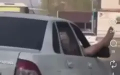 Пассажира наказали за ногу в окне авто в Усть-Каменогорске