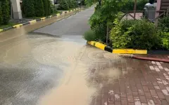 В Алматы затопило коттеджный городок: жители заявили о нарушениях при строительстве на соседнем участке