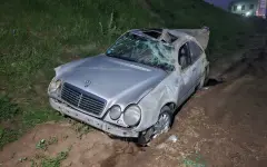 Mercedes вылетел с дороги и перевернулся: жуткое ДТП произошло в Алматы