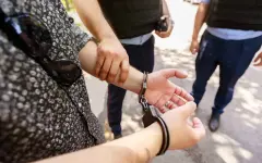 Бездомный мужчина с отверткой охотился на иностранцев на границе Казахстана – видео