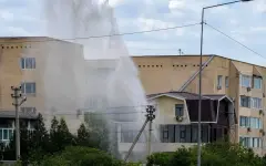 Фонтан с кипятком забил из-под земли в центре Актау: момент попал на видео