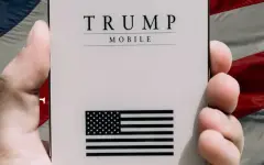 Миллионы долларов внесли покупатели за золотой телефон Трампа и не могут его получить