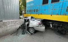Локомотив протаранил Lexus и впечатал его в здание в Алматы, водитель выжил