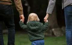 Три неочевидные эмоциональные травмы, которые родители могут непреднамеренно формировать у детей
