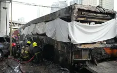 Поезд протаранил застрявший на переезде автобус в центре Бангкока