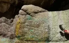 Подростки изуродовали скалы у Бутаковского водопада: их заставили отмывать творчество