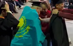 Студенты из Казахстана вышли с флагом страны на выпускном в США