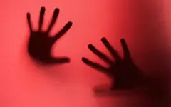 На пляже британского курорта произошло изнасилование несовершеннолетних девушек