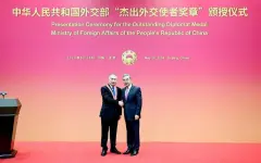 Министр иностранных дел Китая наградил посла Казахстана медалью Выдающийся дипломат