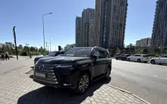 Полиция Астаны наказала наглого водителя Lexus за езду по пешеходной зоне