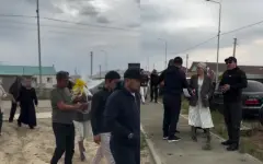 Окончившие школу 20 лет назад казахстанцы посетили могилы одноклассников