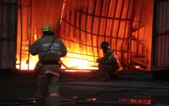 Полицейский вынес 90-летнюю бабушку из охваченного огнем дома в Алматинской области