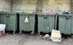 Казахстанка случайно выбросила в мусор брендовую одежду, драгоценности и люксовую косметику