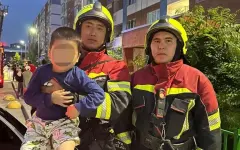 Ребенок едва не упал с шестого этажа в Алматы: момент попал на видео
