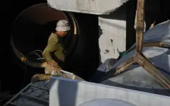 В одном из спальных районов Алматы вскрывают асфальт: названа причина