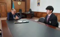 Школьник из Туркестана стал героем двух стран после поступка с флагом