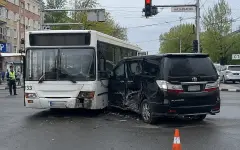 Пассажирский автобус столкнулся с Toyota Alphard в Костанае