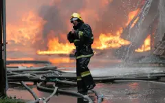 14 человек эвакуировали из дома из-за пожара в Рудном