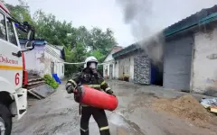 Газовый баллон из горящего магазина вынес пожарный в Усть-Каменогорске