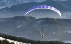 Самолет сбил параплан в Австрии, но женщина успела раскрыть запасной парашют