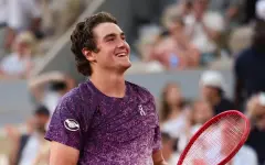 19-летний Фонсека сенсационно обыграл Джоковича на Ролан Гаррос-2026