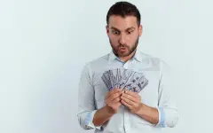 Инкассаторы подарили прохожему мешок с миллионом и поехали дальше