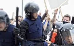 180 полицейских Парижа пострадали в ходе беспорядков с болельщиками