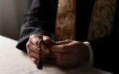 Священник заявил в суде, что интим с прихожанкой был священной связью