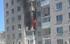 Пожар в многоэтажке Астаны: огонь перекинулся на соседний балкон
