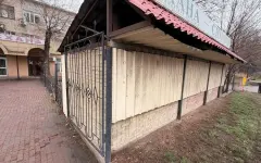 В Алматы владельца заставили снести незаконный объект общепита